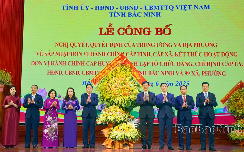 Chủ nhiệm Ủy ban Kiểm tra Trung ương Nguyễn Duy Ngọc tặng hoa chúc mừng Đảng bộ tỉnh Bắc Ninh 211863_ca8f4d4ef6f668a149e7857be08b7f00.jpg