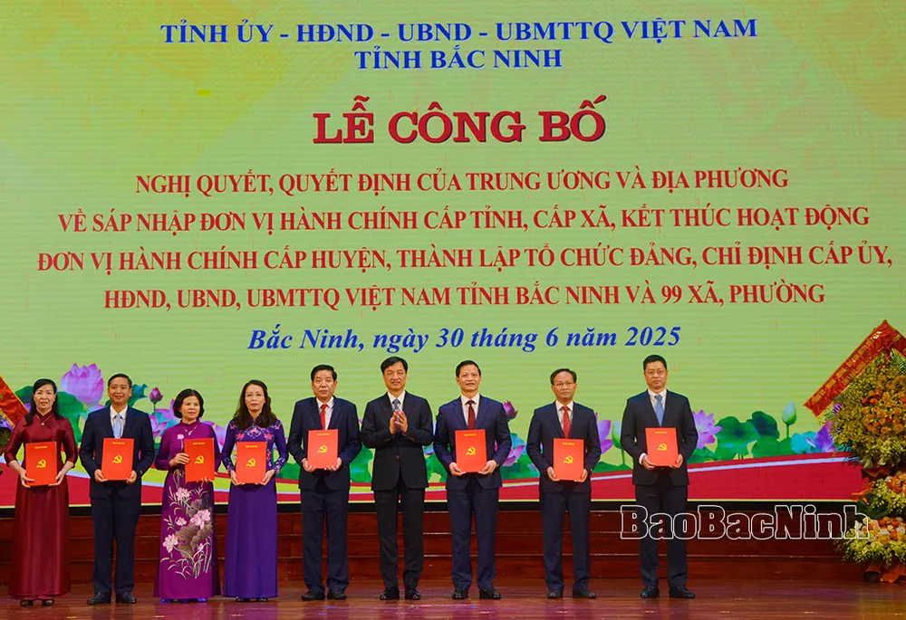 Chủ nhiệm Ủy ban Kiểm tra Trung ương Nguyễn Duy Ngọc trao các Nghị quyết, Quyết định của Trung ương cho các đồng chí lãnh đạo chủ chốt tỉnh Bắc Ninh 211864_e21ad0c85c62b96680bcfed6adbf6763.jpg