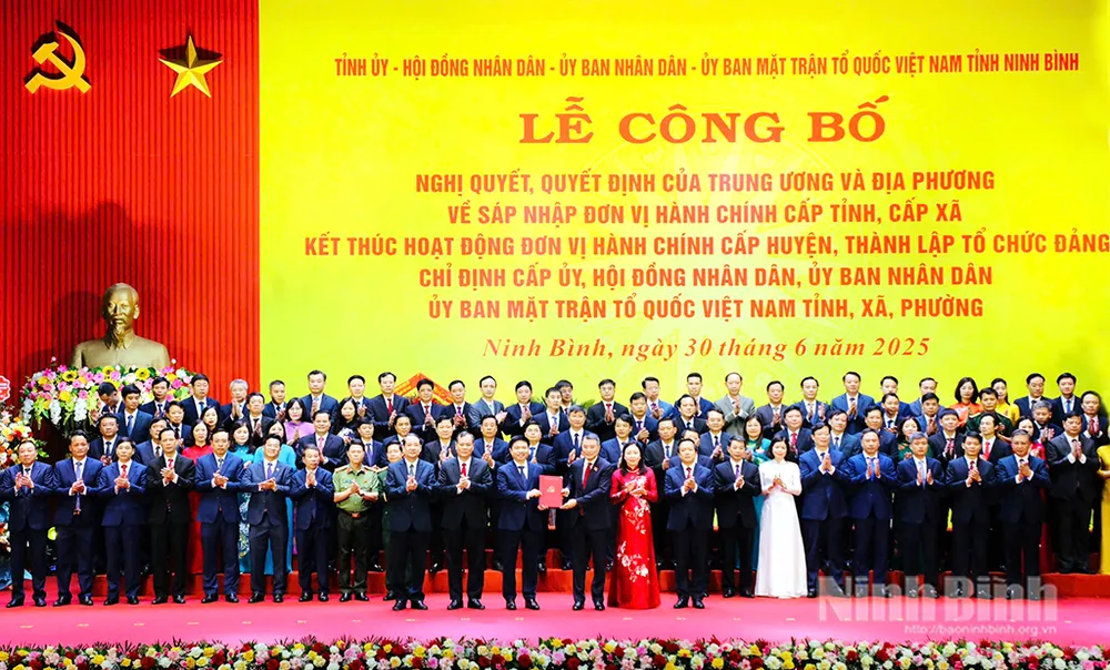 Đồng chí Lê Minh Hưng, Ủy viên Bộ Chính trị, Bí thư Trung ương Đảng, Trưởng Ban Tổ chức Trung ương trao Quyết định của Bộ Chính trị về thành lập Đảng bộ tỉnh Ninh Bình bch-trao-qd_1751256132742.jpg