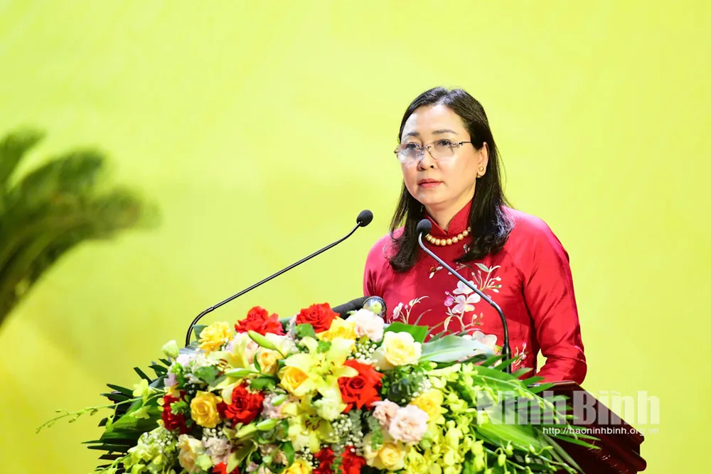 Đồng chí Đinh Thị Lụa, Phó Bí thư Thường trực Tỉnh ủy công bố các Quyết định của ba tỉnh đối với sáp nhập xã, phường bui-thi-lua_1751248885808.jpg