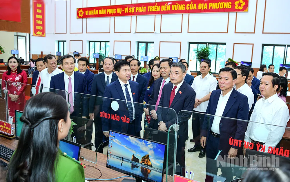 Đồng chí Lê Minh Hưng, Ủy viên Bộ Chính trị, Bí thư Trung ương Đảng, Trưởng Ban Tổ chức Trung ương cùng lãnh đạo tỉnh Ninh Bình đến thăm và kiểm tra thực tế hoạt động tại Trung tâm Phục vụ Hành chính công phường Hoa Lư tham-tthcc-nb_1751259540076.jpg