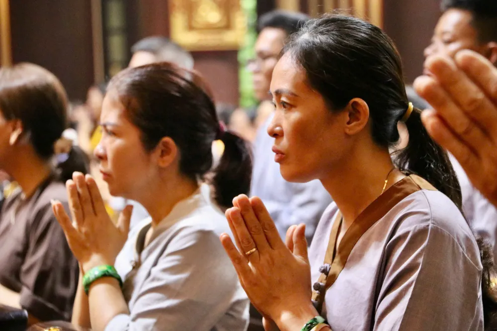 Hàng trăm Phật tử cùng nhau tụng kinh, nguyện cầu cho đất nước thái bình, nhân dân an lạc 030fca460ddeba80e3cf.jpg