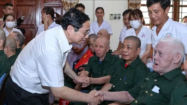 Thủ tướng Chính phủ Phạm Minh Chính thăm, tặng quà tại Trung tâm Điều dưỡng thương binh Kim Bảng, Hà Nam 1.jpg