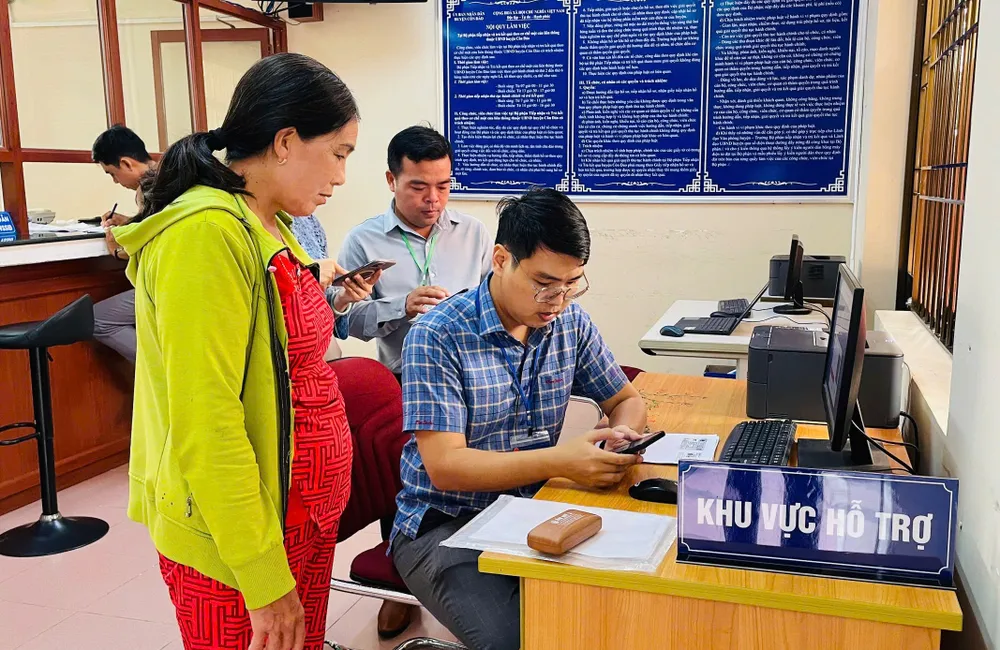 Người dân đặc khu Côn Đảo, TPHCM phấn khởi đến làm thủ tục hành chính trong ngày đầu tiên vận hành chính quyền địa phương 2 cấp tại TPHCM. Ảnh: LÝ HUYỀN 57064f4111dba685ffca.jpg