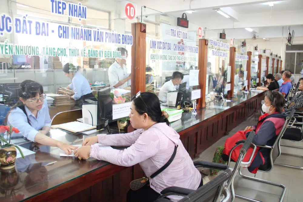 Dù khá đông người dân đến làm thủ tục nhưng các quy trình diễn ra trật tự, nhịp nhàng 575ee47744edf3b3aafc.jpg