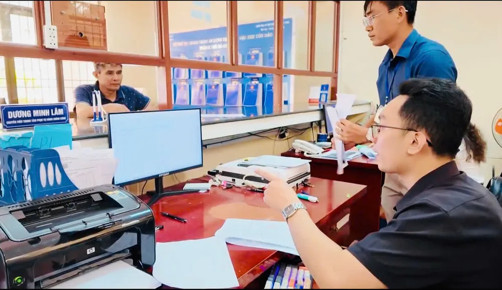 Người dân đặc khu Côn Đảo, TPHCM phấn khởi đến làm thủ tục hành chính trong ngày đầu tiên vận hành chính quyền địa phương 2 cấp tại TPHCM. Ảnh: LÝ HUYỀN 64becb6235f882a6dbe9.jpg