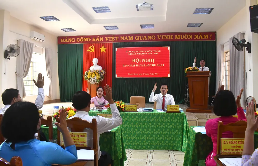 Đảng bộ phường Phước Thắng, TPHCM biểu quyết thông qua các nội dung chương trình làm việc tại hội nghị Ban chấp hành Đảng bộ phường Phước Thắng. Ảnh: HUYỀN TRANG 6f2cde5594cf23917ade.jpg