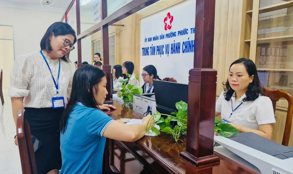 Người dân phường Phước Thắng, TPHCM đến làm thủ tục tư pháp tại Trung tâm Hành chính công phường Phước Thắng được hướng dẫn tận tình, tiếp nhận hồ sơ nhanh chóng. Ảnh: HUYỀN TRANG ad78c13f95a522fb7bb4.jpg