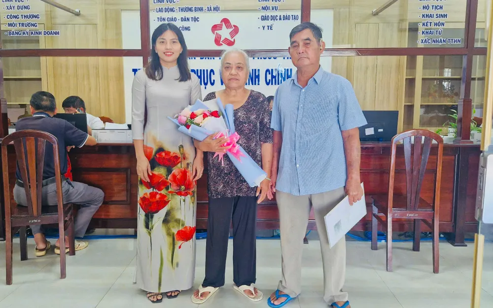 Trung tâm Phục vụ Hành chính công phường Phước Thắng, TP HCM tặng hoa người dân đến làm thủ tục hành chính đầu tiên trong sáng 1-7. Ảnh: HUYỀN TRANG d2e802654ffff8a1a1ee.jpg