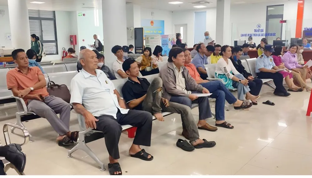 Rất đông người dân đến làm thủ tục hành chính trong ngày đầu thực hiện chính quyền địa phương 2 cấp phuongbencat.jpg