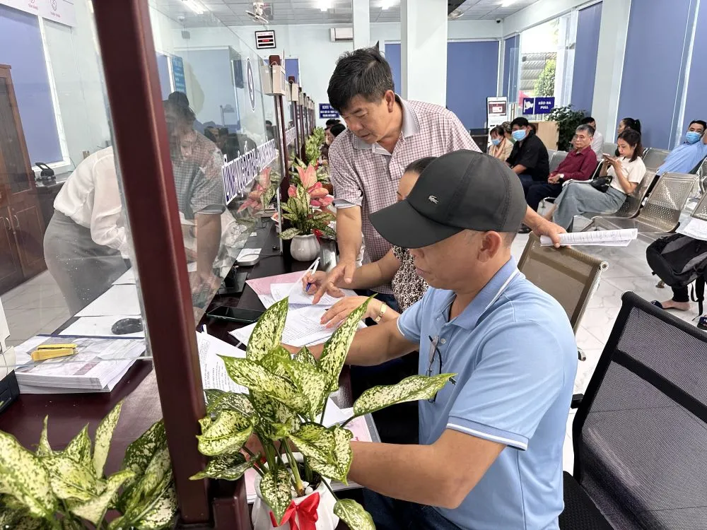 Người dân, doanh nghiệp thực hiện các thủ tục hành chính trong sáng 1-7 tại Trung tâm Phục vụ hành chính công phường Bình Dương phuongbinhduong.jpg