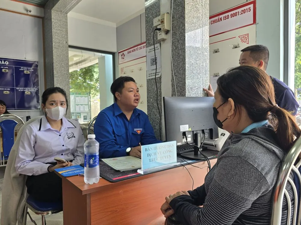 Người dân phường Hòa Lợi được tư vấn thủ tục hành chính chu đáo phuonghoaloi.jpg