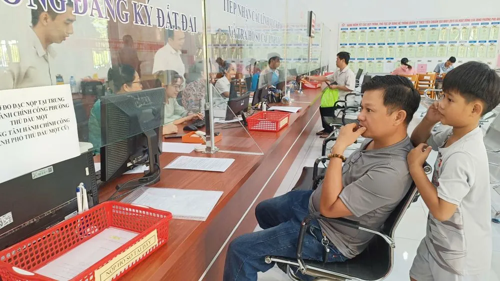 Người dân đến làm thủ tục hành chính tại Trung tâm Phục vụ hành chính công phường Phú An phuongphuan.jpg