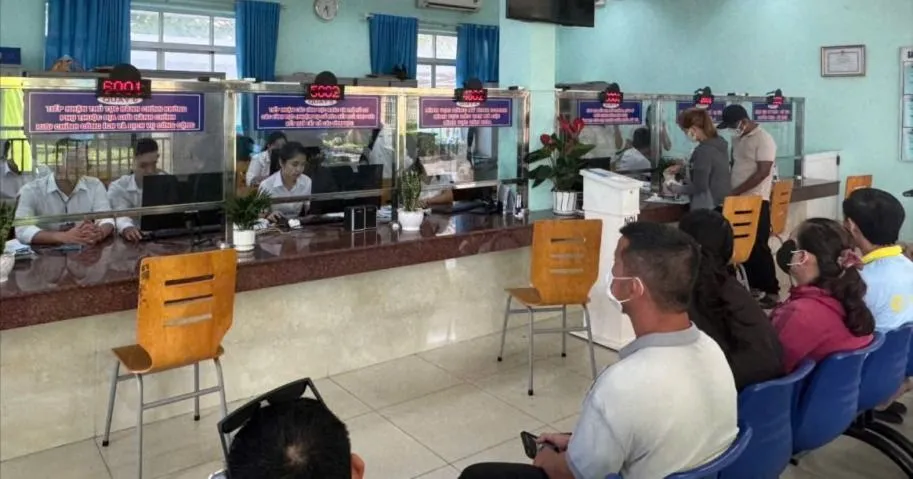 Đông đảo người dân đến phường Tân Khánh để giải quyết các thủ tục hành chính phuongtankhanh.jpg
