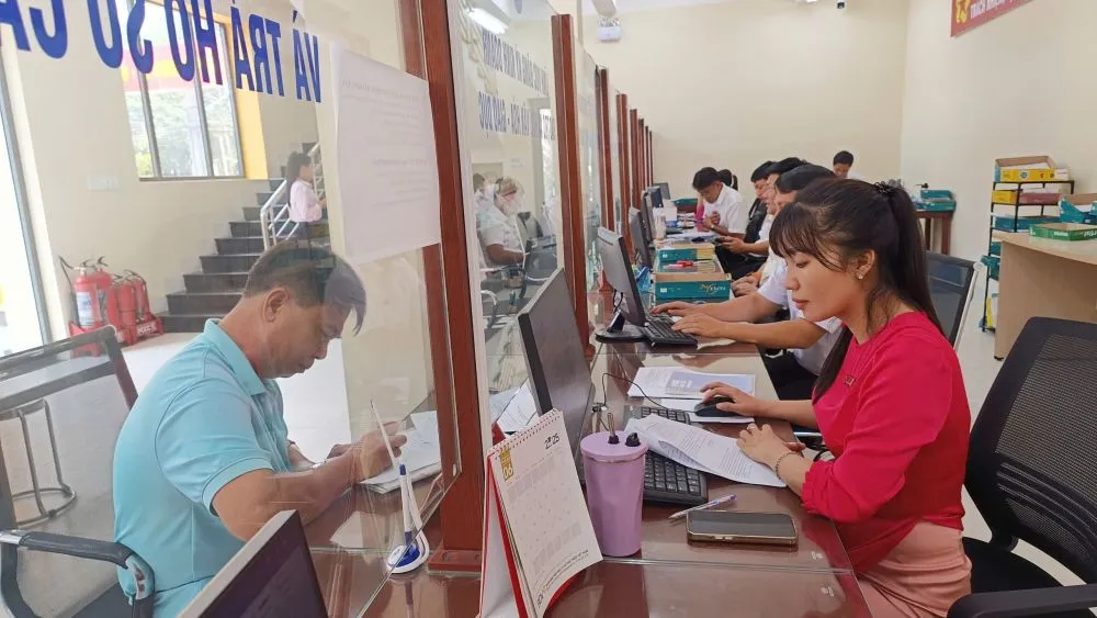 Người dân đến làm thủ tục hành chính tại Trung tâm Phục vụ hành chính công phường Tây Nam phuongtaynam.jpg