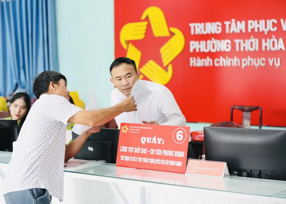 Cán bộ tận tình giải đáp thắc mắc của người dân về các thủ tục đất đai, giấy tờ quyền sử dụng đất. Ảnh: Gia Hân phuongthoihoa.jpg