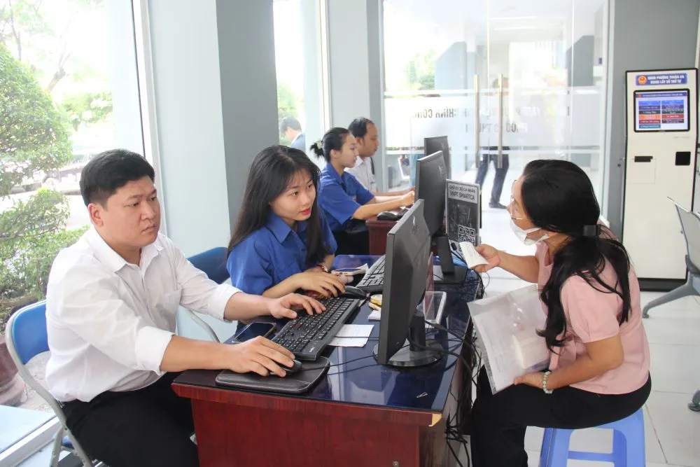 Lực lượng tình nguyện viên, cán bộ, công chức tận tình giải thích, hướng dẫn quy trình thủ tục hành chính cho người dân phuongthuanan.jpg