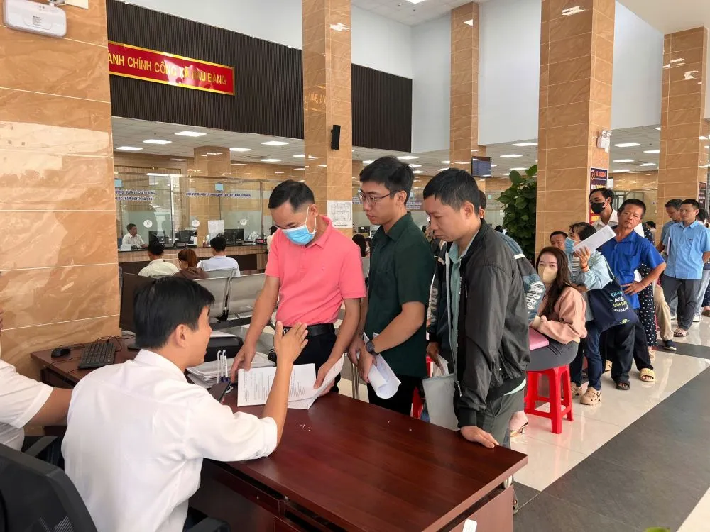 Lực lượng tình nguyện viên, cán bộ, công chức tận tình giải thích, hướng dẫn quy trình thủ tục hành chính cho người dân xabaubang..jpg