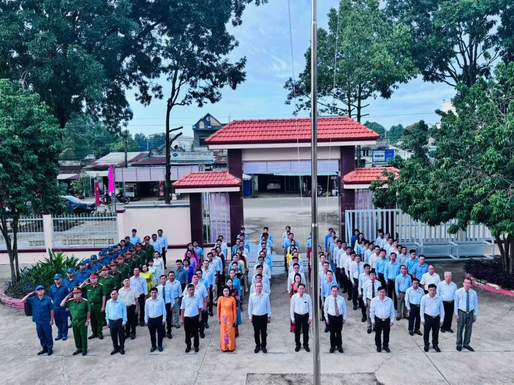 Cán bộ, công chức, viên chức chào cờ trong sáng 1-7 xatruvantho.jpg