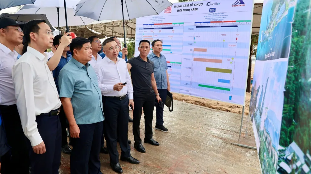 Phó Thủ tướng Nguyễn Chí Dũng khảo sát hiện trường dự án Trung tâm Hội nghị APEC 1.jpg