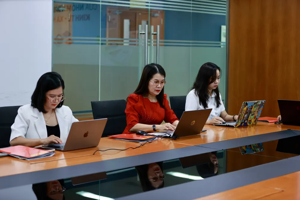 Th.S NGUYỄN THỊ KIM PHỤNG, Phó Giám đốc Trung tâm Tuyển sinh và Quan hệ doanh nghiệp, Trường ĐH Tài chính Marketing TPHCM (giữa) tại buổi giao lưu sáng 10-7 01cb40d521f397adcee2.jpg