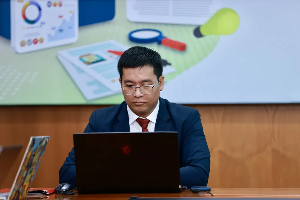 Th.S HUỲNH VŨ CHI, Phó Giám đốc Trung tâm Tư vấn tuyển sinh (Trường ĐH Kinh tế - Tài chính TPHCM) trả lời câu hỏi của bạn đọc tại buổi giao lưu sáng 10-7 239c8185e0a356fd0fb2.jpg