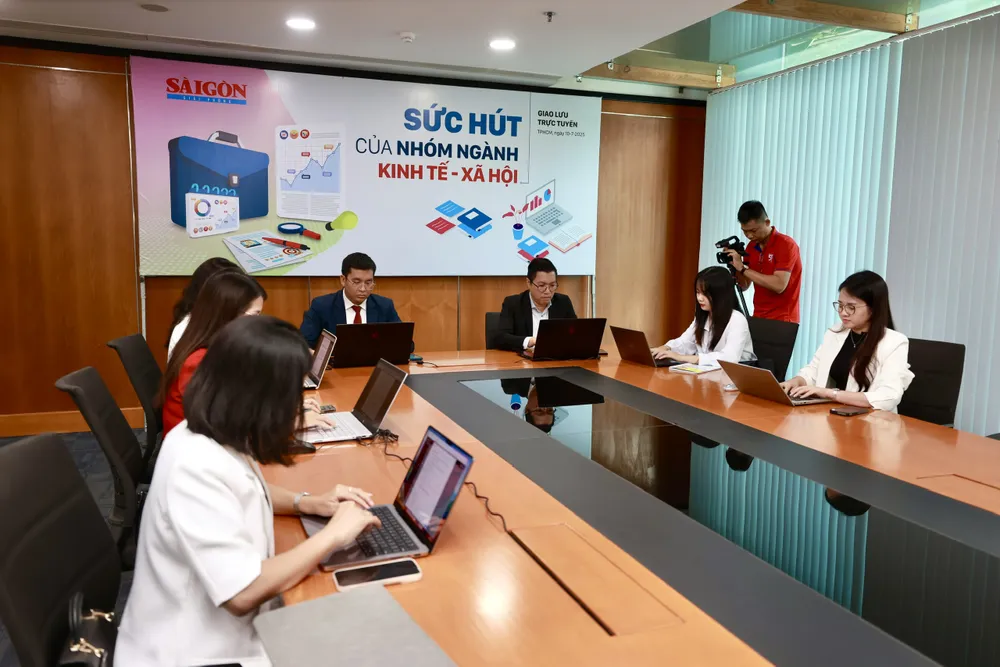 Cô Trần Thị Như Quỳnh và các chuyên gia hướng nghiệp đang giao lưu trực tuyến tại Báo SGGP. Ảnh: DŨNG PHƯƠNG 5d0ba8aed38865d63c99.jpg