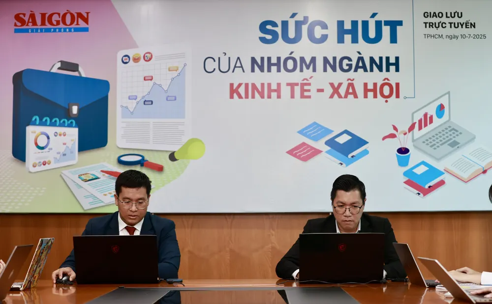 Th.S HUỲNH VŨ CHI, Phó Giám đốc Trung tâm Tư vấn tuyển sinh, Trường ĐH Kinh tế - Tài chính TPHCM (bên trái) tại buổi giao lưu 9825fee985cf33916ade.jpg