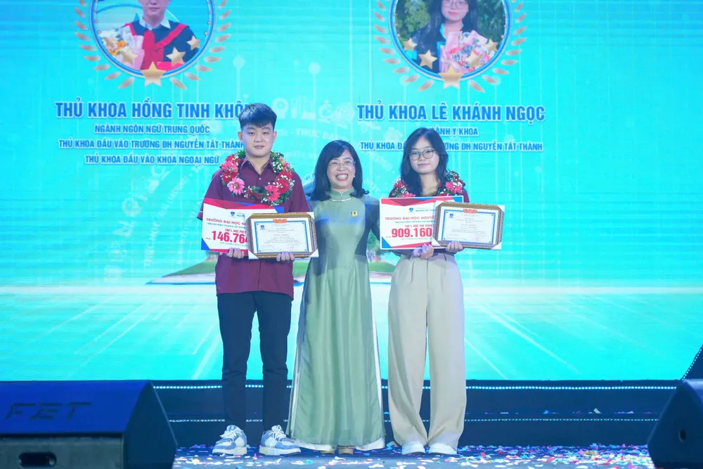 Sinh viên nhận học bổng của Trường ĐH Nguyễn Tất Thành Các thủ khoa nhận học bổng của Trường ĐH Nguyễn Tất Thành .jpg