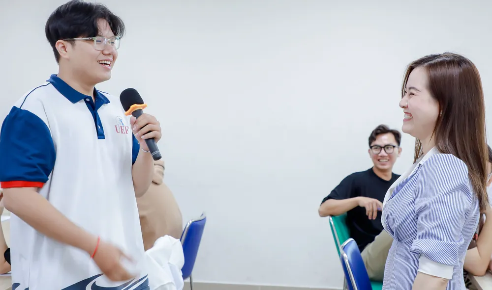 Trường ĐH Kinh tế Tài chính TPHCM trong giờ học lý thuyết Giảng viên Trường ĐH Kinh tế Tài chính TPHCM trong giờ giảng lý thuyết .jpg