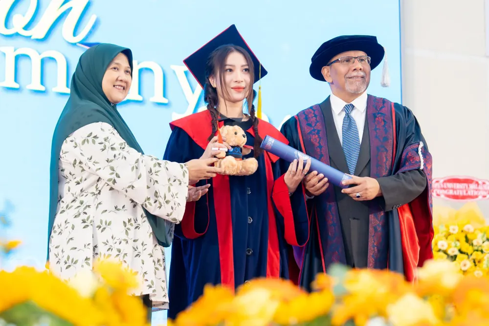Không nhất thiết học ngành nào sẽ làm nghề đó, thế giới nghề nghiệp ngày nay rất linh hoạt Sinh viên chương trình liên kết quốc tế nhận bằng tốt nghiệp tại Trường ĐH Công nghệ TPHCM.jpg