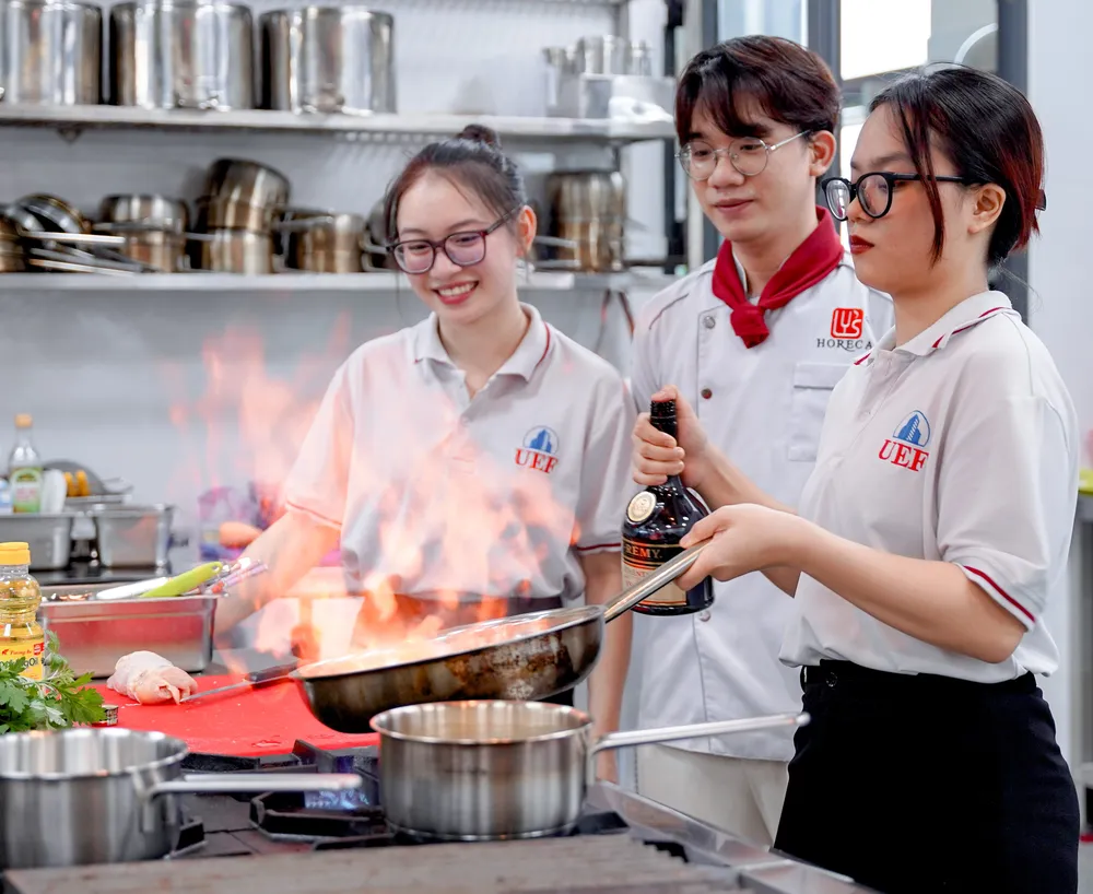 Sinh viên ngành Nhà hàng khách sạn Trường ĐH Kinh tế - Tài chính TPHCM học thực hành Sinh viên ngành Nhà hàng khách sạn Trường ĐH Kinh tế Tài chính TPHCM học thực hành.jpg