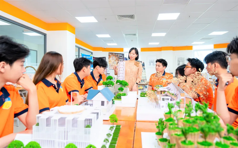 Sinh viên HUTECH Sinh viên ngành Thiết kế mỹ thuật học thực hành .jpg