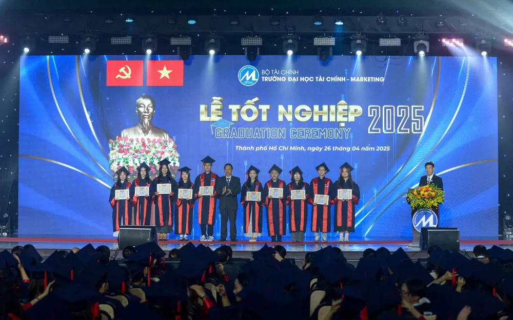 Sinh viên Trường ĐH Tài chính Marketing TPHCM nhận bằng tốt nghiệp Sinh viên ngành Trường ĐH Tài chính Marketing TPHCM nhận bằng tốt nghiệp.jpg