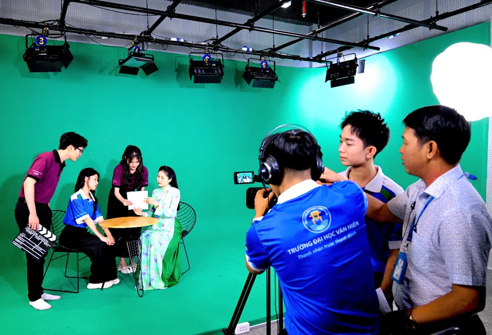 Sinh viên khối ngành điện ảnh – truyền hình tại Trường ĐH Văn Hiến Sinh viên ngành Truyền thông đa phương tiện trong giờ học thực hành tại studio của trường.png