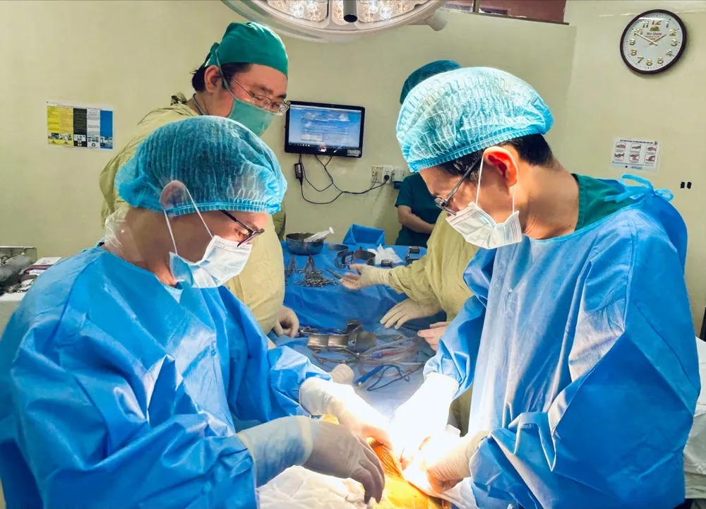 Các bác sĩ đang ghép tạng cho người bệnh 1000004747.jpg