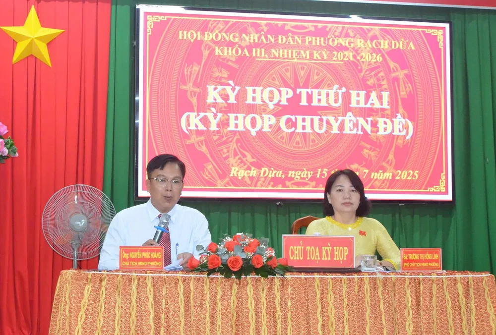ប្រធានអង្គប្រជុំដឹកនាំការពិភាក្សាលើខ្លឹមសារនៃដំណោះស្រាយ។ anh 1.jpg