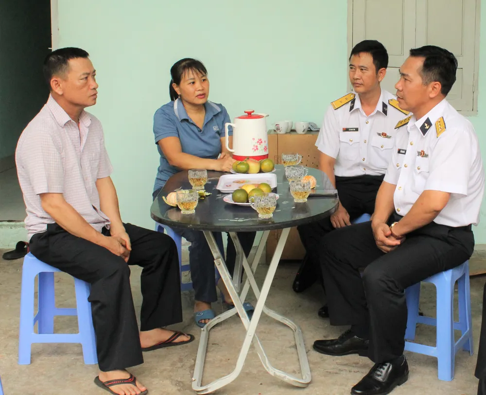 Lãnh đạo Lữ đoàn 170 thăm, động viên các gia đình chính sách anh 2 lu doan.jpg