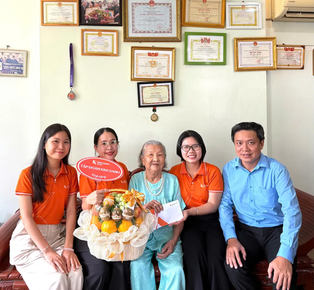 Đoàn đến nhà thăm hỏi và trao quà cho Mẹ Việt Nam anh hùng Trần Thị Tư Mẹ Tư.jpg