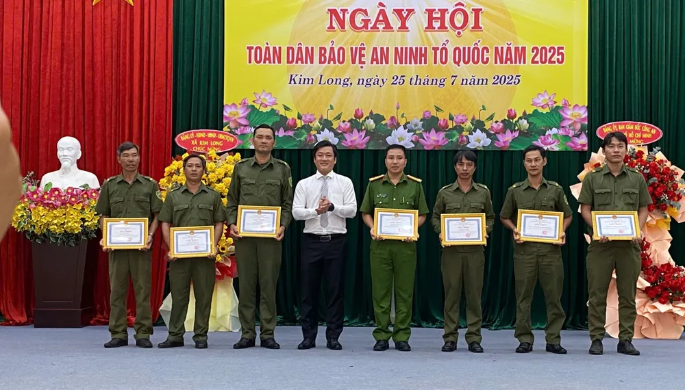 Lãnh đạo UBND xã Kim Long tặng giấy khen cho các tập thể và cá nhân vì có thành tích trong phong trào “Toàn dân bảo vệ an ninh Tổ quốc” Ảnh 2 bảo vệ an ninh.jpg