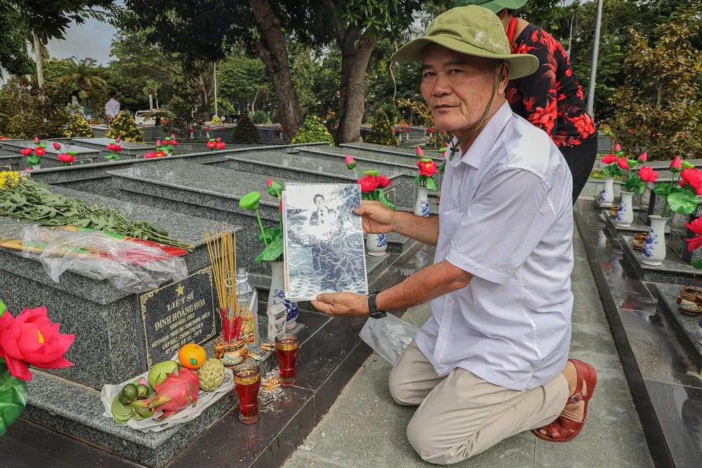Ông Đinh Ngọc Châu, em trai liệt sĩ Đinh Hoàng Hoa từ tỉnh Nghệ An vào dâng hương cho anh trai (hy sinh ở Campuchia) tại Nghĩa trang liệt sĩ Vĩnh Hưng - Tân Hưng. Ảnh: THU HOÀI Z3a.jpg