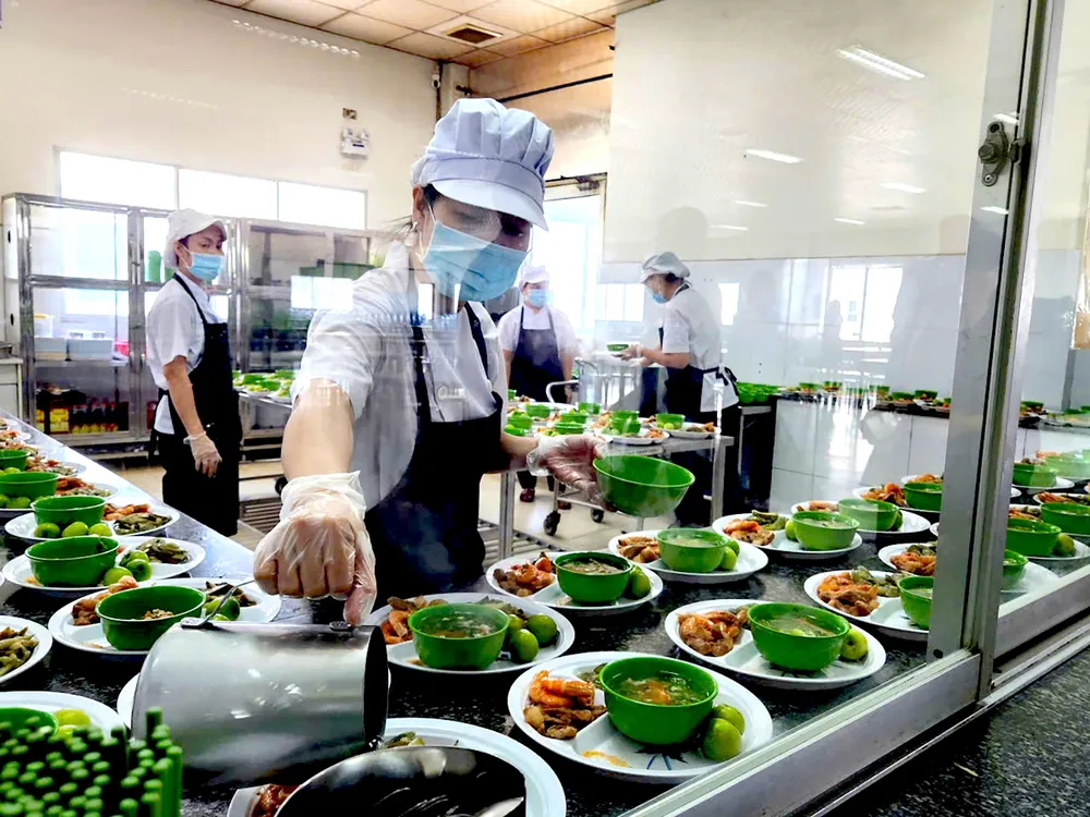 Các suất ăn trưa cho công nhân của một công ty tại TPHCM Z4b.jpg
