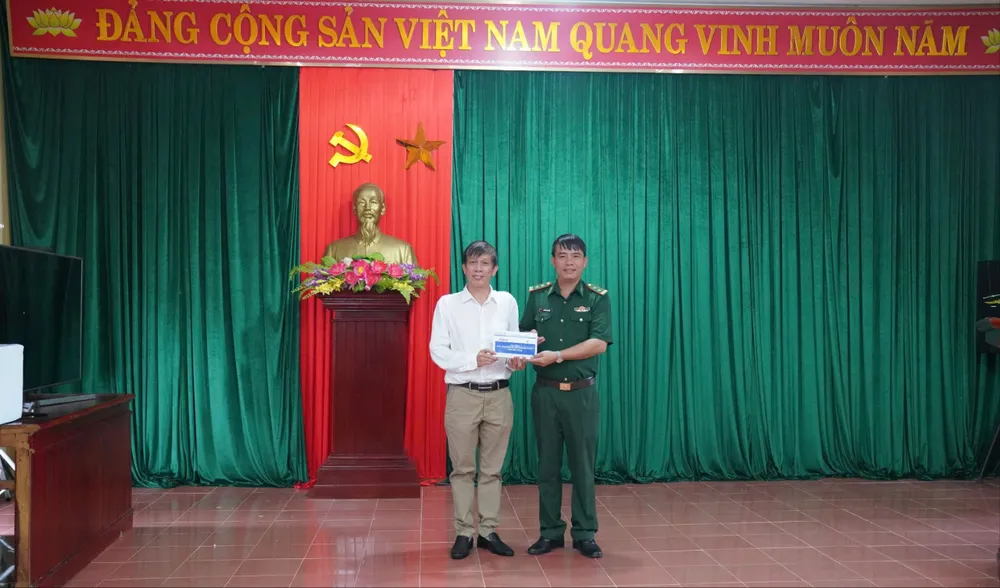 Đồng chí Nguyễn Khắc Văn, Phó Tổng biên tập Phụ trách Báo SGGP đại diện báo trao 30 suất học bổng (mỗi suất trị giá 1 triệu đồng) cho các em học sinh nghèo học giỏi Ông Nguyễn Khắc Văn - Phó Tổng biên tập Phụ trách Báo SGGP.jpg