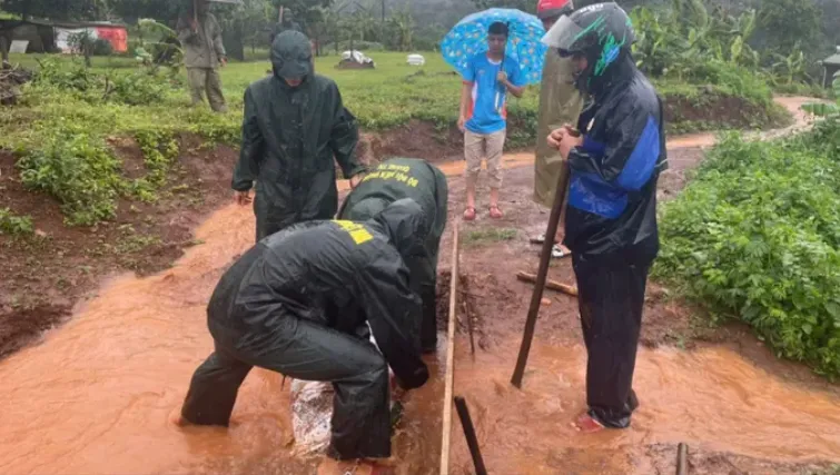 Quảng Trị đã phân luồng, cắm biển cảnh báo ngập lụt tại các điểm cầu đập tràn trong đợt mưa lớn kéo dài. Ảnh: SGGPO Screenshot 2025-07-27 145846.png