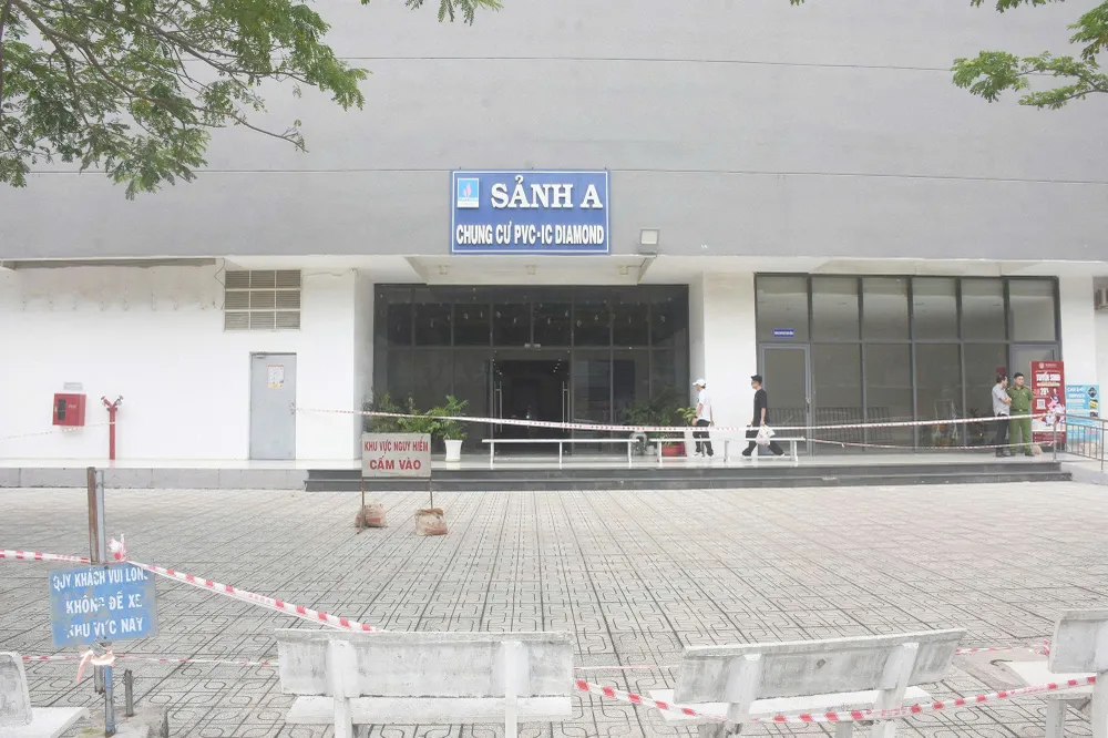 Khu vực có nguy cơ rơi mảng tường tại chung cư Lapen đã được chăng dây cảnh báo nguy hiểm. Ảnh: QUANG VŨ anh 3 lapen.jpg