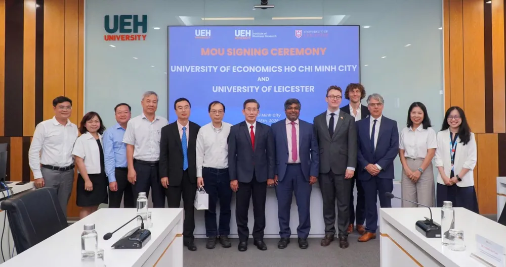 Đại diện Đại học Kinh tế TPHCM, Đại học Leicester và Tổng Lãnh sự quán Vương quốc Anh tại TPHCM tham dự lễ ký kết e1416fea31d7b889e1c6.jpg
