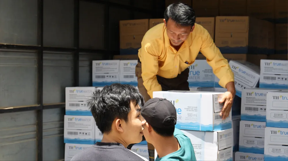 Vận chuyển nước sạch đến tâm lũ ở tỉnh Nghệ An ngày 29-7. Ảnh: Bộ Nông nghiệp và Môi trường