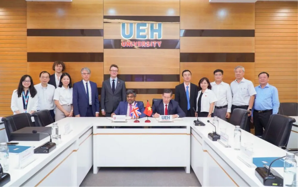 Khoảnh khắc ký kết giữa Đại học Kinh tế TPHCM và Đại học Leicester, đánh dấu cột mốc quan trọng trong hành trình thúc đẩy hợp tác học thuật quốc tế, khởi đầu cho những kết nối bền chặt và mang tầm chiến lược trong tương lai. Screenshot (147).png