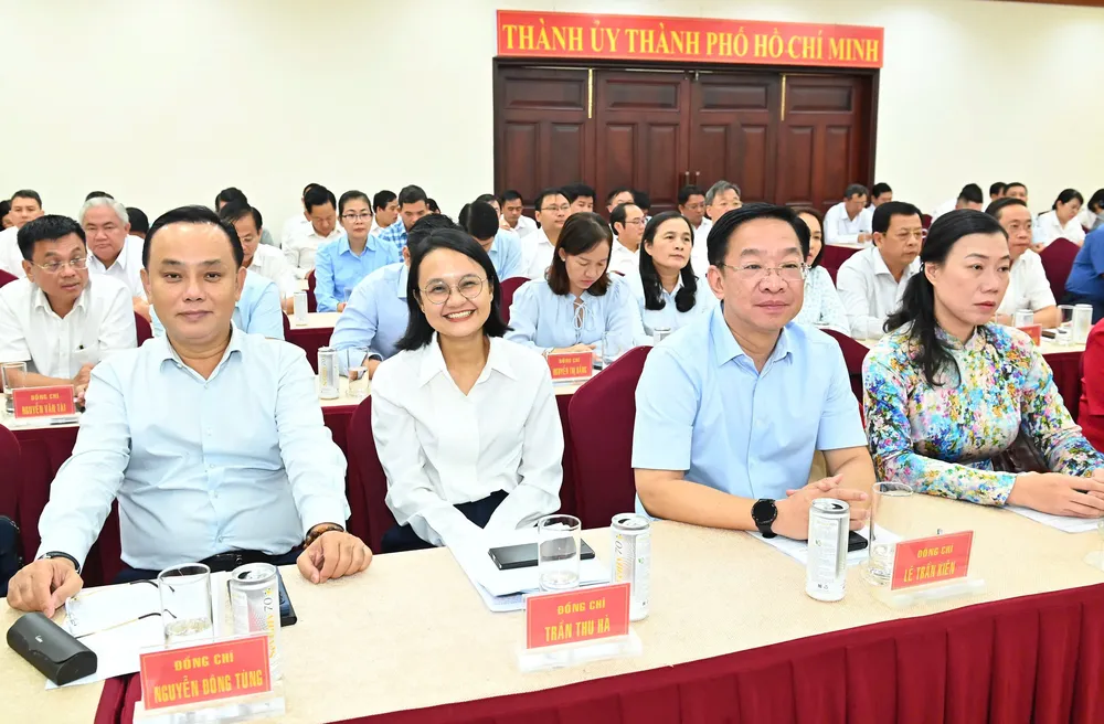 Đại biểu dự hội nghị nghe báo cáo nhanh kết quả Hội nghị lần thứ 12 của Ban Chấp hành Trung ương Đảng khóa XIII. Ảnh: VIỆT DŨNG z6856668710601_c4d21b3558d43e22c36fb804c98c6efd.jpg