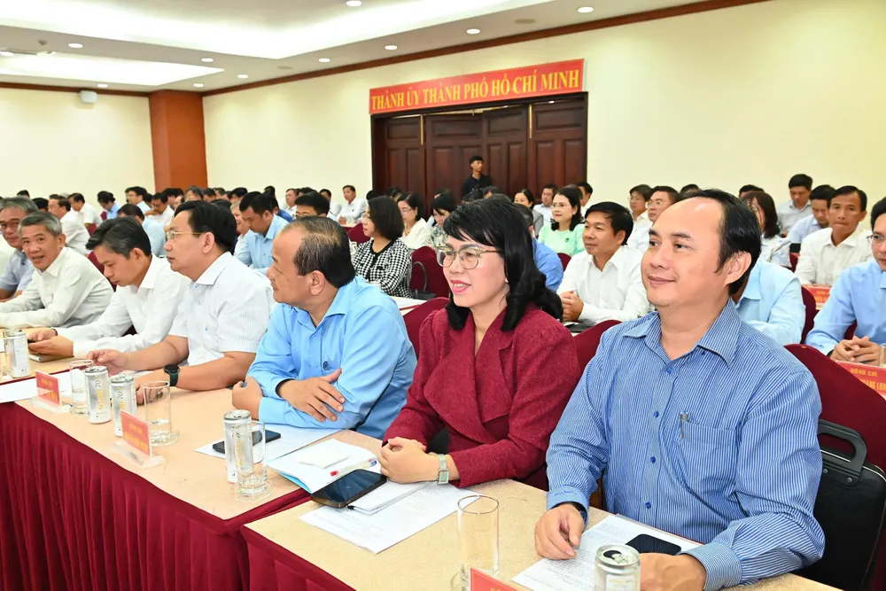 Đại biểu dự hội nghị nghe báo cáo nhanh kết quả Hội nghị lần thứ 12 của Ban Chấp hành Trung ương Đảng khóa XIII. Ảnh: VIỆT DŨNG z6856668718799_3858d0148d630894c4ebb81917653a36.jpg
